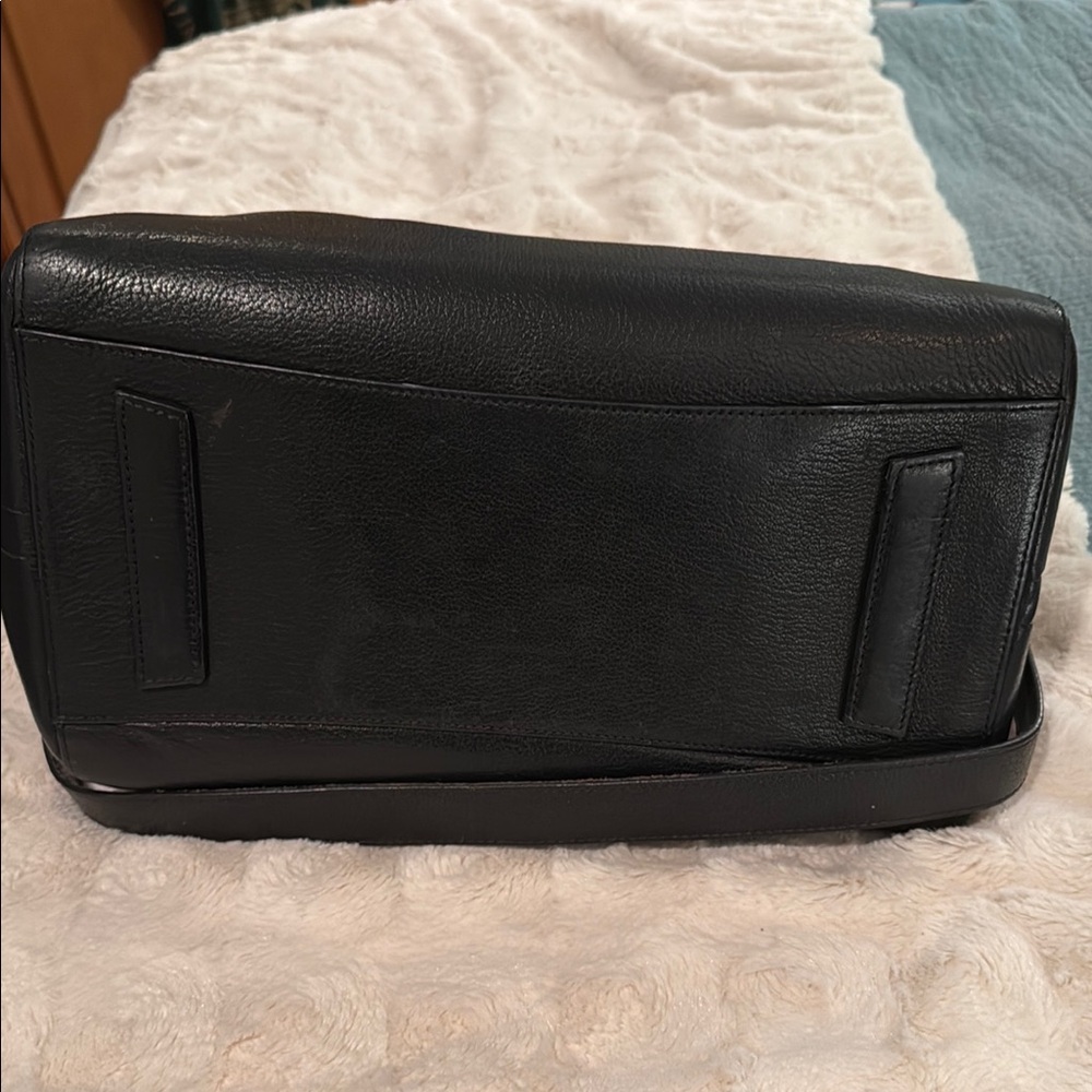 ✨HP✨ Givenchy Antigona Bag - Picture 8 of 15